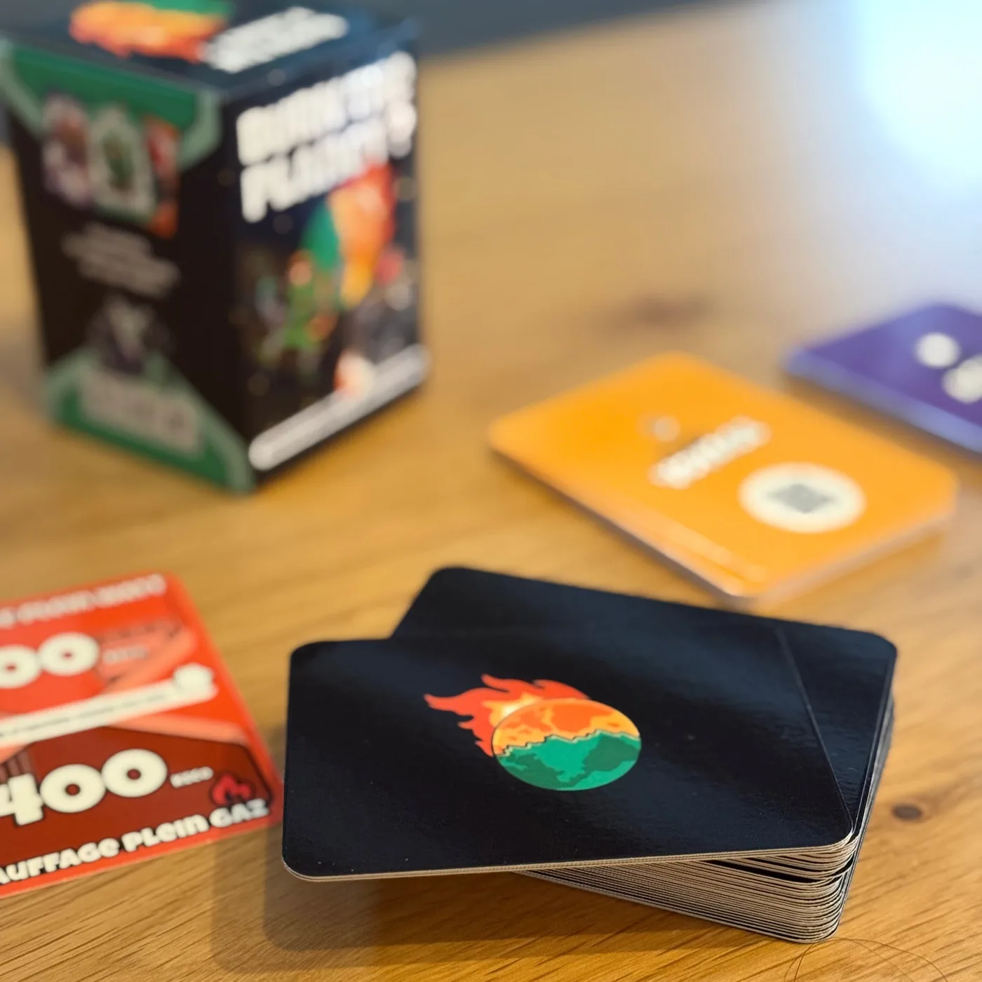 La boîte du jeu posée sur une table de jeu