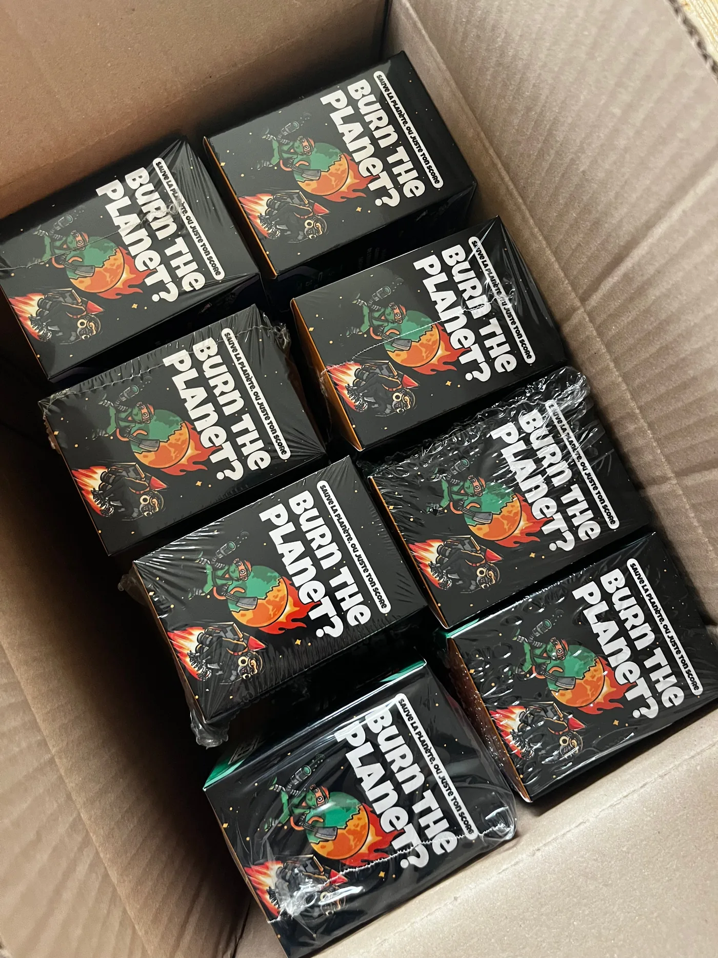 Les boîtes du jeu dans leur carton d'expédition