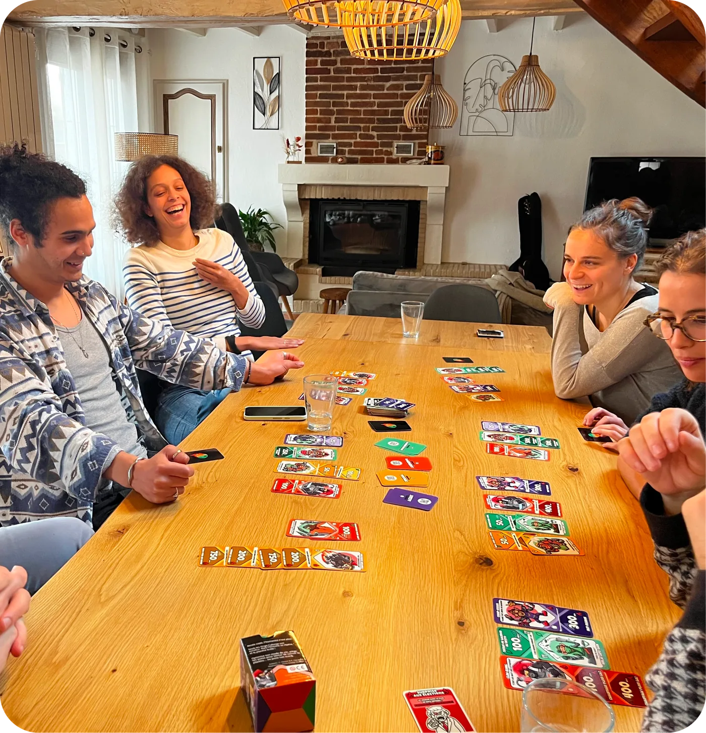 Une tablée de joueurs autour d'une partie de Burn The Planet