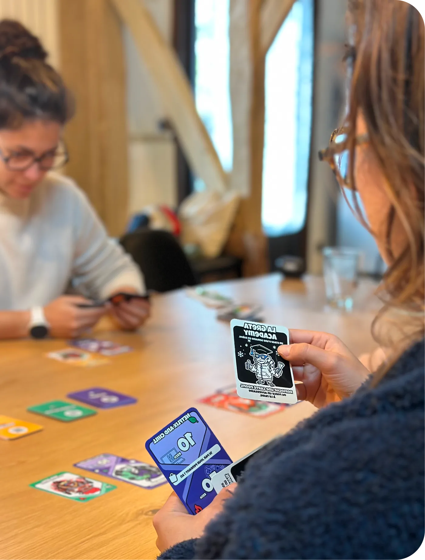 Deux joueuses avec leurs cartes en main
